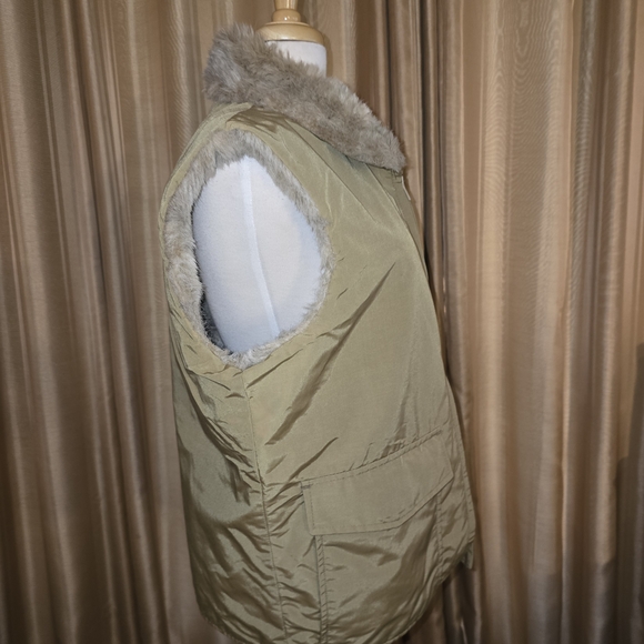 Woolrich Vest with Faux Fur Lining And Collar Size Large - Picture 6 of 9